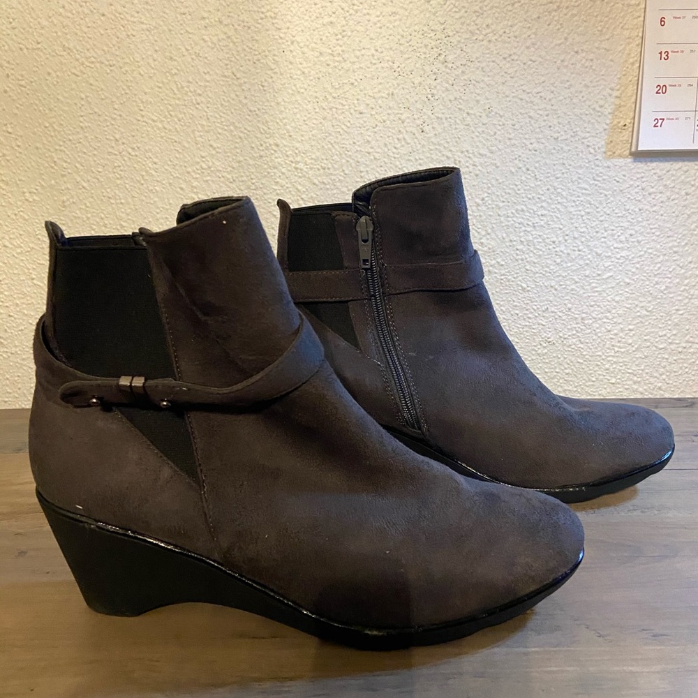 GC Shoes gray suede wedge boots size 11